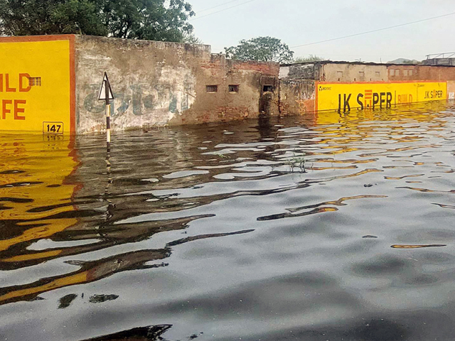 Weather Update: Rajasthan के किन शहरों में राहत की बारिश बन गई आफत, पानी निकले तो ज़िंदगी चले
