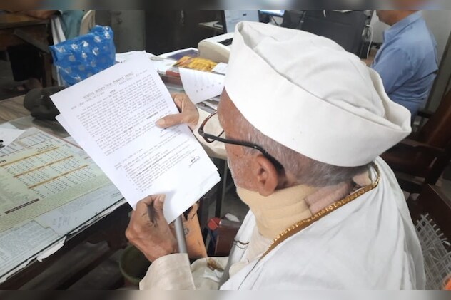 फ्रीडम फाइटर राम सहाय खरे चित्र में एक महत्वपूर्ण दस्तावेज हाथ में लिए हुए. फ्रीडम फाइटर राम सहाय खरे चित्र में एक महत्वपूर्ण दस्तावेज हाथ में लिए हुए.