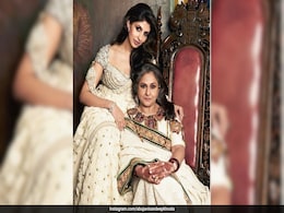 Throwback To Jaya Bachchan And Shweta Bachchan Giving Regal Vibes In Abu Jani Sandeep Khosla <i>Chikankari Sarees</i> Throwback To Jaya Bachchan And Shweta Bachchan Giving Regal Vibes In Abu Jani Sandeep Khosla <i>Chikankari Sarees</i>