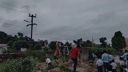 दौसा में रेलवे की जमीन पर अवैध कब्जा, अतिक्रमण हटाने पहुंची टीम तो स्कूल प्रशासन ने बच्चों को किया आगे, भारी बवाल