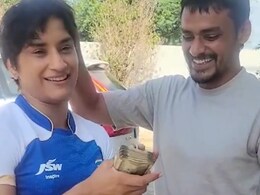 Vinesh Phogat: "पूरी जिंदगी की कमाई...", रक्षाबंधन पर विनेश ने भाई को बांधी राखी,  गिफ्ट में मिला 500 के नोट की गड्‌डी, Video
