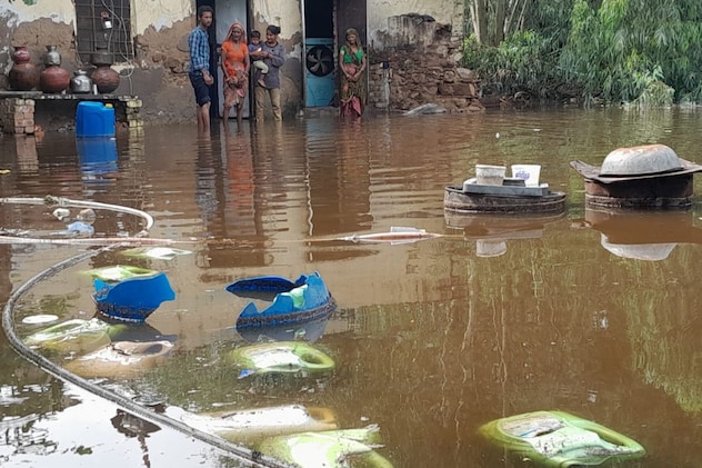 अजमेर में बारिश का पानी लोगों के घरों में घुस गया. अजमेर में बारिश का पानी लोगों के घरों में घुस गया.