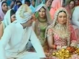 करिश्मा कपूर की शादी में अपना घूंघट संभालती दिखीं करीना कपूर, क्यूट अंदाज देख फैन्स बोले- ये तो यूपी की बहुरिया है करिश्मा कपूर की शादी में अपना घूंघट संभालती दिखीं करीना कपूर, क्यूट अंदाज देख फैन्स बोले- ये तो यूपी की बहुरिया है