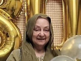 सायरा बानो ने यूं मनाया 80वां बर्थडे, पोस्ट में दिखाई जश्न की झलक तो पोतियों अनाया और अंशराह का किया शुक्रिया सायरा बानो ने यूं मनाया 80वां बर्थडे, पोस्ट में दिखाई जश्न की झलक तो पोतियों अनाया और अंशराह का किया शुक्रिया