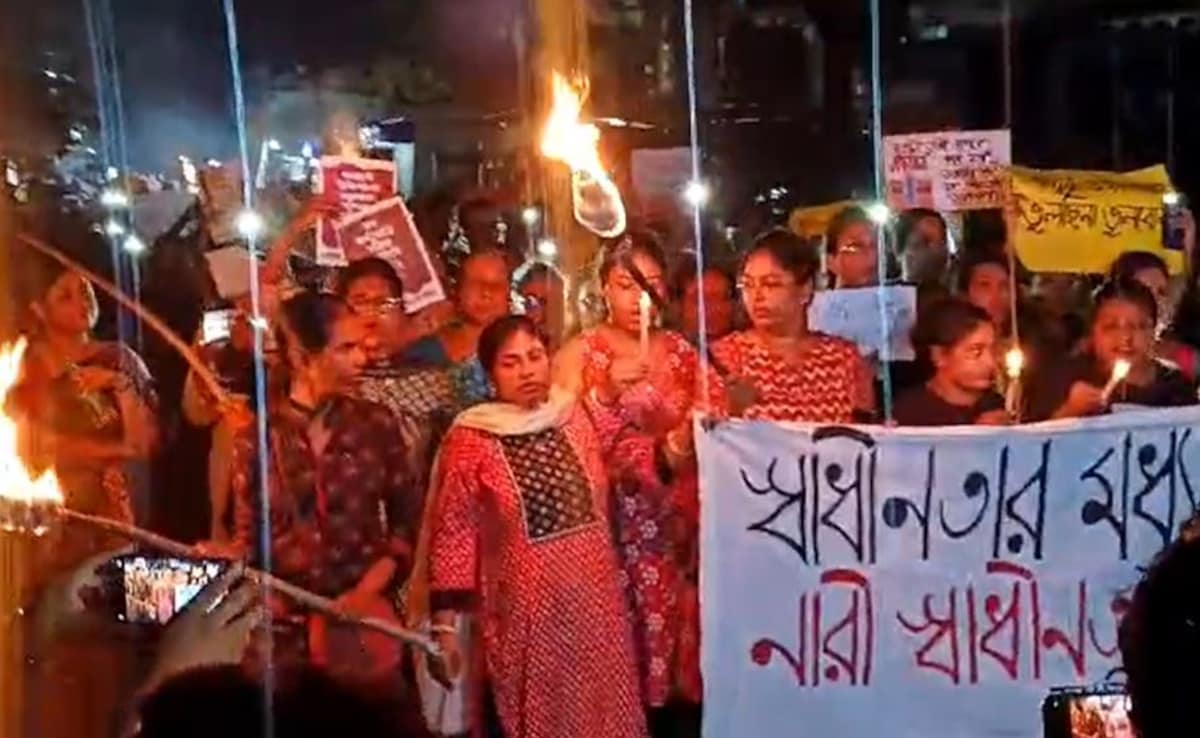 夜を取り戻せ、コルカタ医師強姦殺人事件で女性たちが正義を求め、大規模な抗議活動を行う