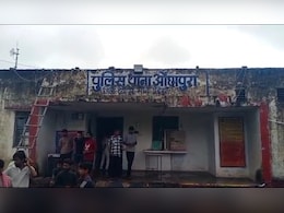 MP News: झोलाछाप डॉक्टर के गलत इलाज से मासूम की मौत, परिजनों ने थाने का किया घेराव MP News: झोलाछाप डॉक्टर के गलत इलाज से मासूम की मौत, परिजनों ने थाने का किया घेराव