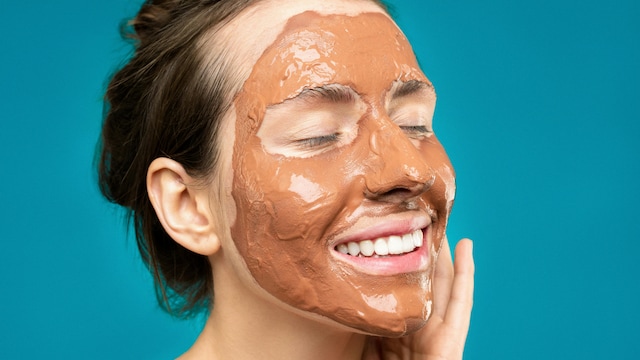 Multani mitti is a natural clay that absorbs excess oil and impurities from the skin