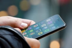 Mobile Phone Addiction: मोबाइल की लत मासूमों को क्यों बना रही अपना गुलाम ? Mobile Phone Addiction: मोबाइल की लत मासूमों को क्यों बना रही अपना गुलाम ?