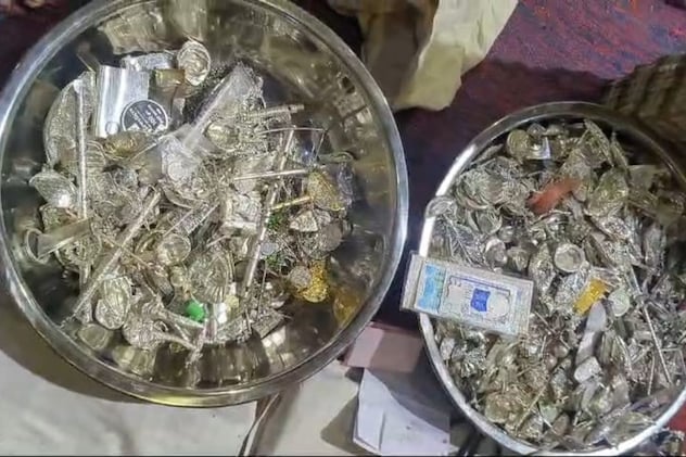 दानपेटी से निकले सिक्के दानपेटी से निकले सिक्के
