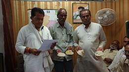 Midday Meal: विधायक के पास पहुंचा ग्रामीणों का दल, कच्ची रोटियां दिखाकर बोले- साहब स्कूली बच्चे ये कैसे खाएंगे?