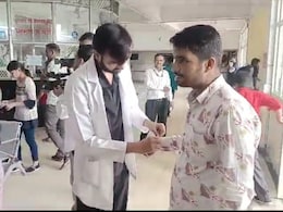 रक्षाबंधन पर कोलकाता रेप केस का विरोध, रेजिडेंट डॉक्टर्स ने अस्पताल में सभी को बांधी न्याय की राखी रक्षाबंधन पर कोलकाता रेप केस का विरोध, रेजिडेंट डॉक्टर्स ने अस्पताल में सभी को बांधी न्याय की राखी
