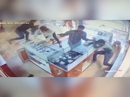 Video: 3 Men Rob Pune Jewellery Shop At Gunpoint In 20 Seconds Video: 3 Men Rob Pune Jewellery Shop At Gunpoint In 20 Seconds
