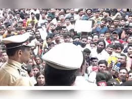 Live Update : बदलापूरकर आक्रमक, गिरीश महाजन यांच्या विनंतीनंतरही आंदोलन सुरूच Live Update : बदलापूरकर आक्रमक, गिरीश महाजन यांच्या विनंतीनंतरही आंदोलन सुरूच