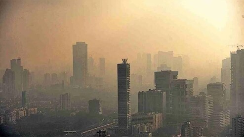 दरकती दीवारें, छत से टपकता पानी, बिना बिजली वाली इमारत! जान हथेली पर रख कर कैसे रह रहे मुबईकर