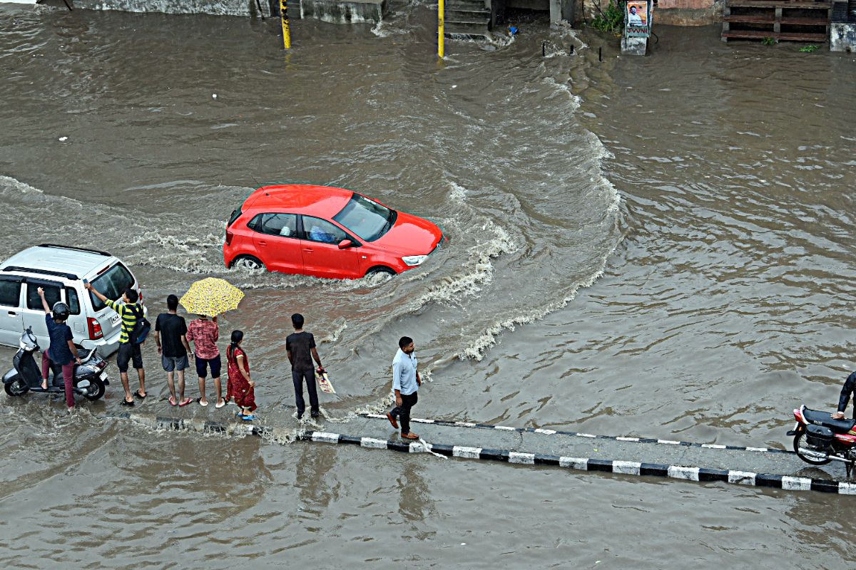 जयपुर में भारी बारिश के हालात बेकाबू, सड़कों पर तैरती नजर आईं कारें, IMD ने बताया- आगे कैसा रहेगा मौसम?