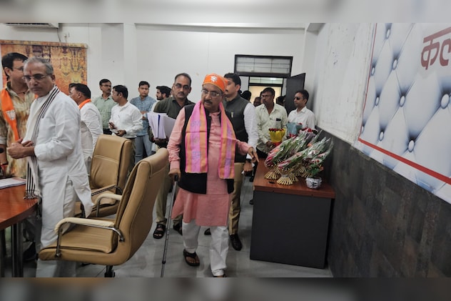 बैठक के दौरान प्रभारी मंत्री विजय शाह.