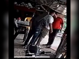 मुंबई: फिल्मी स्टाइल में व्यक्ति को फंसा रहा था पुलिस अधिकारी, CCTV फुटेज से खुल गई पोल, देखें -VIDEO