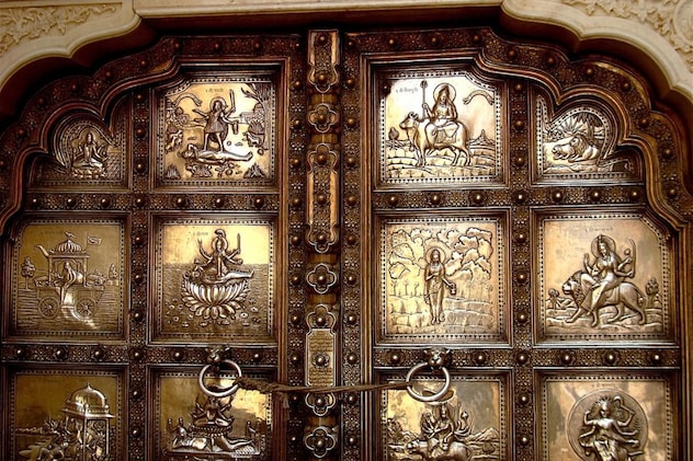 चांदी की प्लेट से ढका हुआ द्वार चांदी की प्लेट से ढका हुआ द्वार