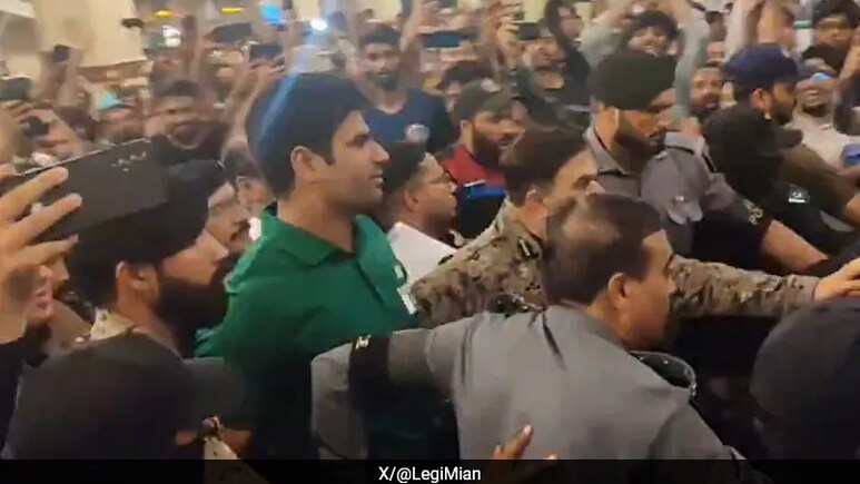 Arshad Nadeem: गोल्ड मेडल जीतने के बाद अपने देश पाकिस्तान पहुंचे नदीम, एयरपोर्ट पर हुआ भव्य स्वागत