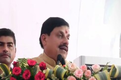 सतना में सीएम मोहन यादव ने गाया गाना- एक हजारों में मेरी बहना है सतना में सीएम मोहन यादव ने गाया गाना- एक हजारों में मेरी बहना है