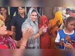 बोकोली हेड को मिला पानी तो खुशी से झूम उठीं निर्दलीय विधायक, महिलाओं ने मंगल गीत और डांस से किया स्वागत बोकोली हेड को मिला पानी तो खुशी से झूम उठीं निर्दलीय विधायक, महिलाओं ने मंगल गीत और डांस से किया स्वागत
