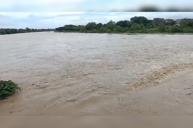 यहां नदी में बढ़ता जा रहा है पानी. यहां नदी में बढ़ता जा रहा है पानी.