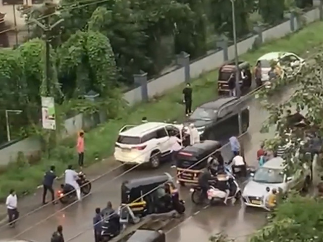 Tata Harrier Rams Fortuner Twice In Thane Road Rage, Children Scream