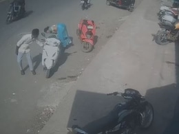 VIDEO: बैंक से निकलकर स्कूटी रोक खाने लगे वड़ा-पाव, चोर 5 लाख की पोटली लेकर भागा VIDEO: बैंक से निकलकर स्कूटी रोक खाने लगे वड़ा-पाव, चोर 5 लाख की पोटली लेकर भागा