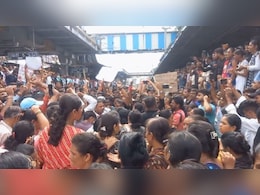बदलापुर के स्कूल में 4 साल की बच्चियों के यौन शौषण पर जबरदस्त विरोध-प्रदर्शन, पुलिस पर फेंके पत्थर बदलापुर के स्कूल में 4 साल की बच्चियों के यौन शौषण पर जबरदस्त विरोध-प्रदर्शन, पुलिस पर फेंके पत्थर