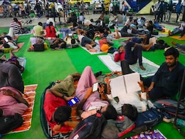 UP पुलिस भर्ती परीक्षा: बस इस बार पेपर लीक न हो जाए...सड़क-प्लेटफॉर्म पर सोए युवकों की 'रातबीती' पढ़िए