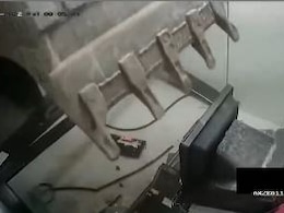बिना अंदर घुसे ATM उखाड़ ले गए चोर,  JCB से किया कुछ ऐसा कारनामा, CCTV में भी नज़र नहीं आए बिना अंदर घुसे ATM उखाड़ ले गए चोर,  JCB से किया कुछ ऐसा कारनामा, CCTV में भी नज़र नहीं आए