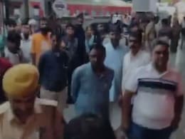 जनरल टिकट लेकर AC में बैठा विधायक का बेटा, TTE ने पकड़ा तो करने लगा हाथापाई, भाजपा विधायक का वीडियो वायरल जनरल टिकट लेकर AC में बैठा विधायक का बेटा, TTE ने पकड़ा तो करने लगा हाथापाई, भाजपा विधायक का वीडियो वायरल