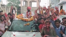 एक ऐसे शिक्षक 'द रियल हीरो' के रूप में थी जिनकी पहचान, रिटायर होने पर उमड़ा जनसैलाब, लोग हुए भावुक