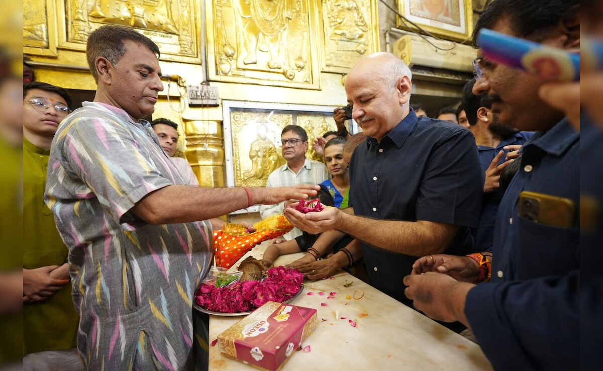 मनीष सिसोदिया ने राजघाट जाने से पहले कनॉट प्लेस के हनुमान मंदिर में पूजा-अर्चना की. सिसोदिया कथित दिल्ली आबकारी नीति घोटाले से जुड़े मनी लॉन्ड्रिंग मामले में लगभग 17 महीने से जेल में थे. शुक्रवार को सुप्रीम कोर्ट ने उनको जमानत दी थी. 