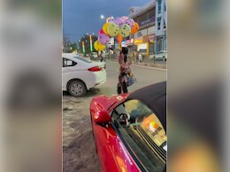 लग्जरी कार के सामने खड़े होकर सेल्फी ले रहा था गुब्बारे वाला, देखते ही गाड़ी के मालिक ने जो किया, 8 करोड़ लोगों ने देखा लग्जरी कार के सामने खड़े होकर सेल्फी ले रहा था गुब्बारे वाला, देखते ही गाड़ी के मालिक ने जो किया, 8 करोड़ लोगों ने देखा