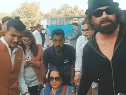 बॉबी देओल ने दिखा दिया आदर्श बेटे हैं वो, भीड़ में मां प्रकाश कौर को यूं संभाला कार में बैठाने तक नहीं छोड़ा हाथ बॉबी देओल ने दिखा दिया आदर्श बेटे हैं वो, भीड़ में मां प्रकाश कौर को यूं संभाला कार में बैठाने तक नहीं छोड़ा हाथ