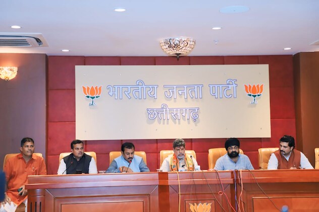 रायपुर में बीजेपी नेता प्रेस वार्ता करते हुए. रायपुर में बीजेपी नेता प्रेस वार्ता करते हुए.