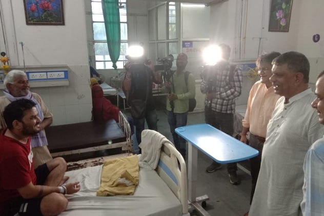     मरीजों से बाल चाल जानते हुए हेल्थ मिनिस्टर