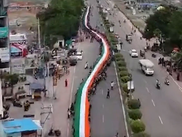Independence Day Celebrations | 3,303-Foot Flag Rally Held In Andhra Pradesh's Vijayawada