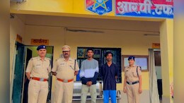 मोटरमनच्या केबिनमध्ये घुसले, रिल बनवली पुढे जे झालं ते...