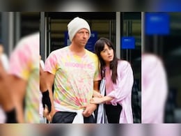 Dakota Johnson Spotted Wearing Engagement Ring Amid Chris Martin Split Rumors Dakota Johnson Spotted Wearing Engagement Ring Amid Chris Martin Split Rumors