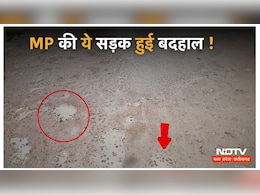 भ्रष्टाचार की भेंट चढ़ी छतरपुर की ये सड़क ! 4 महीने में उखड़ गया डामर भ्रष्टाचार की भेंट चढ़ी छतरपुर की ये सड़क ! 4 महीने में उखड़ गया डामर