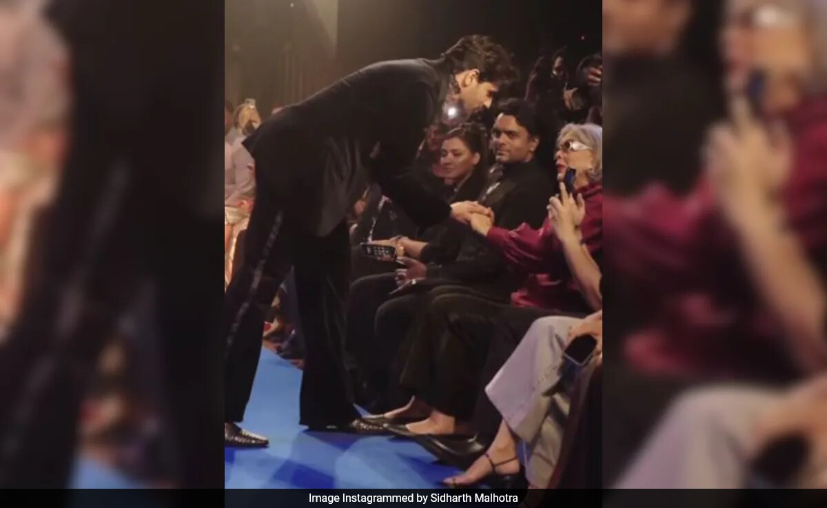 <i>Jab</i> Sidharth Malhotra Met Zeenat Aman At A Fashion Show: "Thank You For Making The 70s So Cool"