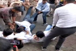 राजस्थान में छात्र संघ चुनाव कराने के लिए प्रदर्शन, छात्रों को घसीटा, कई हिरासत में