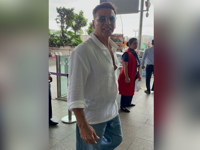"<i>Picture Mast Thi Sir</i>," Paparazzo Tells Akshay Kumar At Airport