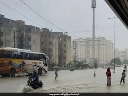 गुजरात के सौराष्ट्र और कच्छ में भारी बारिश, मौसम विभाग ने जारी की चेतावनी गुजरात के सौराष्ट्र और कच्छ में भारी बारिश, मौसम विभाग ने जारी की चेतावनी