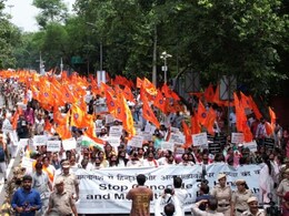 बांग्लादेश में हिन्दुओं पर अत्याचार के खिलाफ नारी शक्ति फोरम ने निकाला मार्च बांग्लादेश में हिन्दुओं पर अत्याचार के खिलाफ नारी शक्ति फोरम ने निकाला मार्च
