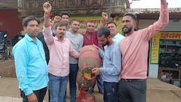 गैस सिलेंडर से निकल रहा है पानी, जांच के बाद भी कार्रवाई नहीं तो लोगों में रोष, दी ये चेतावनी&nbsp;