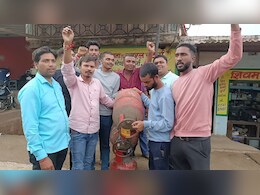 गैस सिलेंडर से निकल रहा है पानी, जांच के बाद भी कार्रवाई नहीं तो लोगों में रोष, दी ये चेतावनी&nbsp;