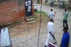 Uttar Pradesh: सपा नेता ने हाथ में राइफल लेकर नगर निगम की टीम को दौड़ाया Uttar Pradesh: सपा नेता ने हाथ में राइफल लेकर नगर निगम की टीम को दौड़ाया